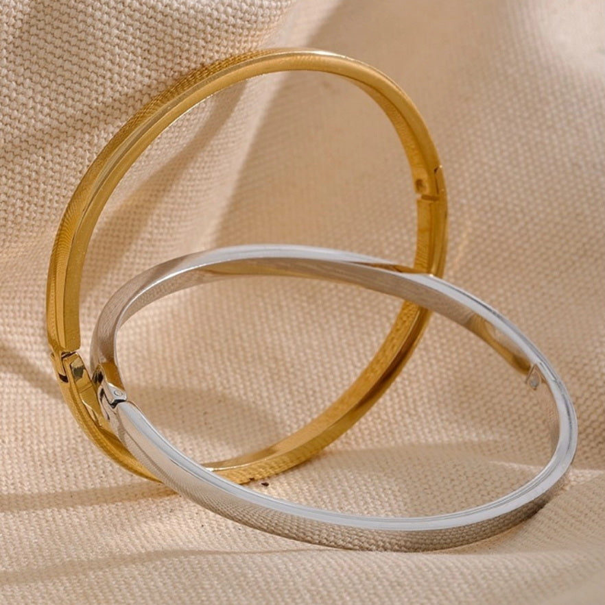 Polished Oval Bangle Bracelet