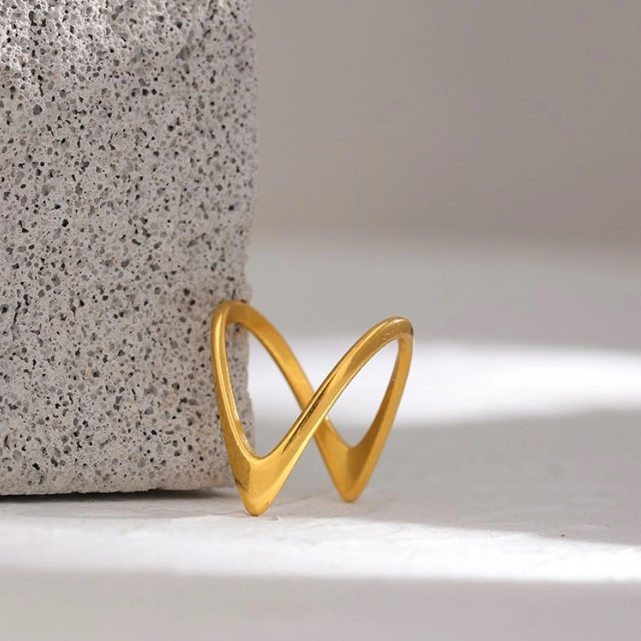 Angular Triangle Geometric Ring